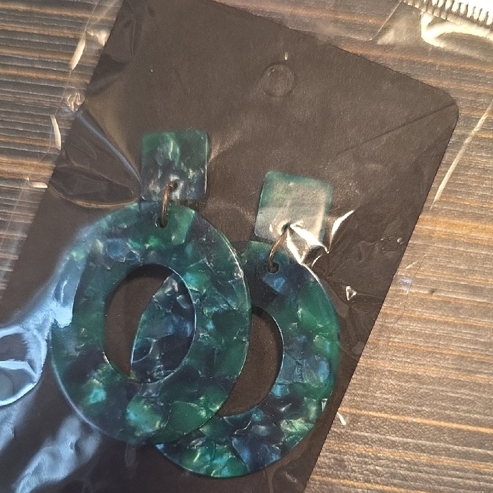 Chic Marble-Patterned Green Earrings - image 2